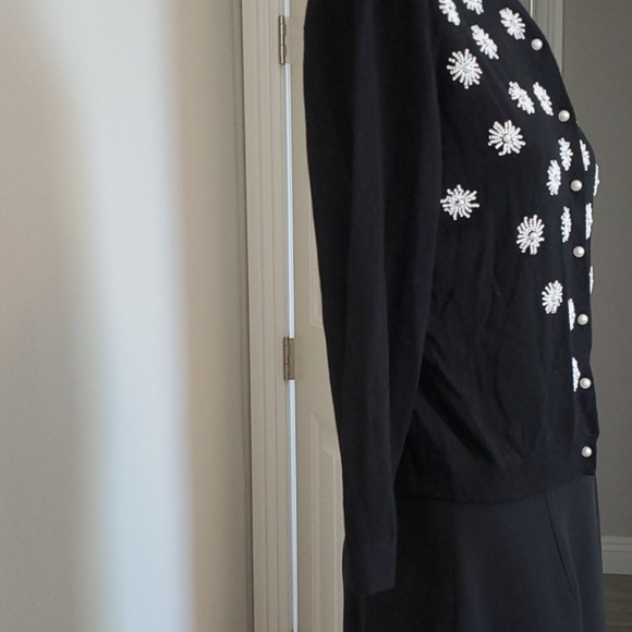 black-and-white woman's sweater - Picture 5 of 10